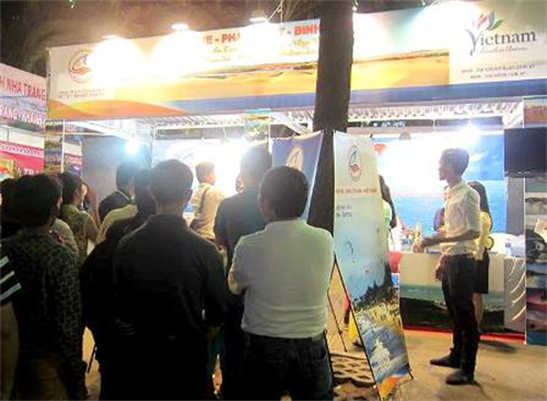 Gian hàng Du lịch Bình Thuận thu hút nhiều khách tham quan